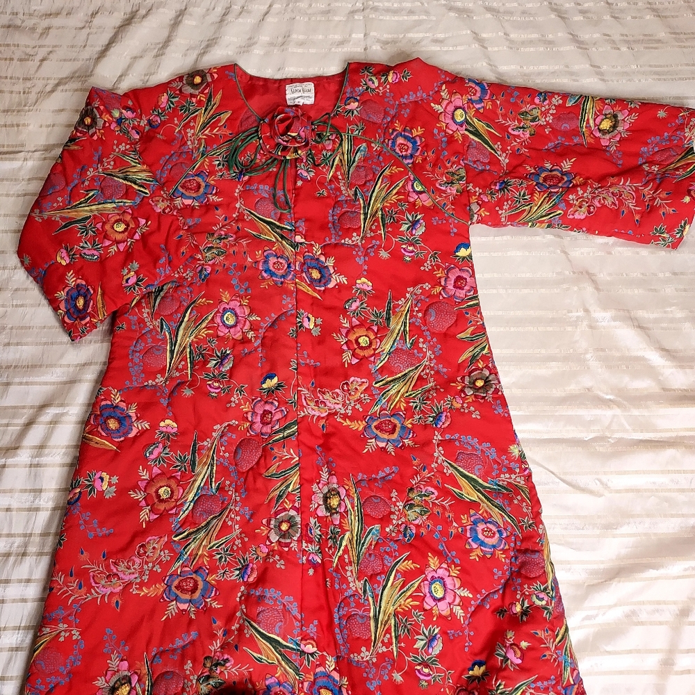 VTG NEIMAN MARCUS Red Floral Quilted Robe - Picture 4 of 11